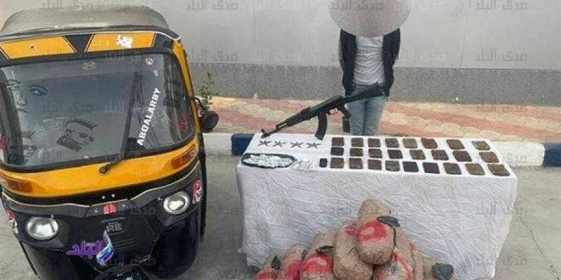 ضبط شخص بحوزته كمية من المخدرات وأسلحة نارية في القاهرة