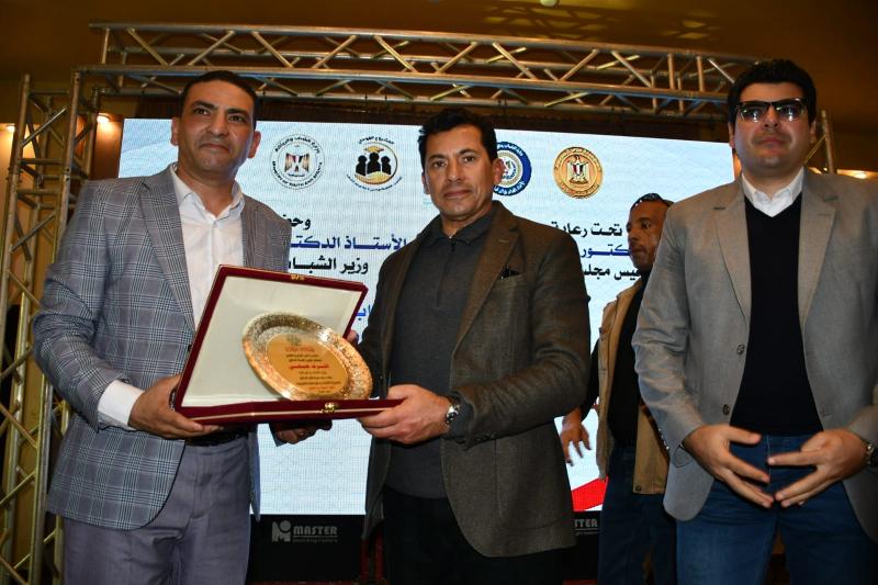 وزير الرياضة يفتتح ملتقى للتوظيف بمركز شباب بلبيس