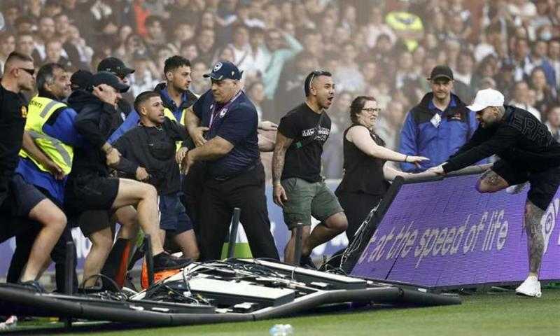 إصابة حارس المرمى بنزيف.. اقتحام الجماهير لأرض الملعب بالدوري الأسترالي