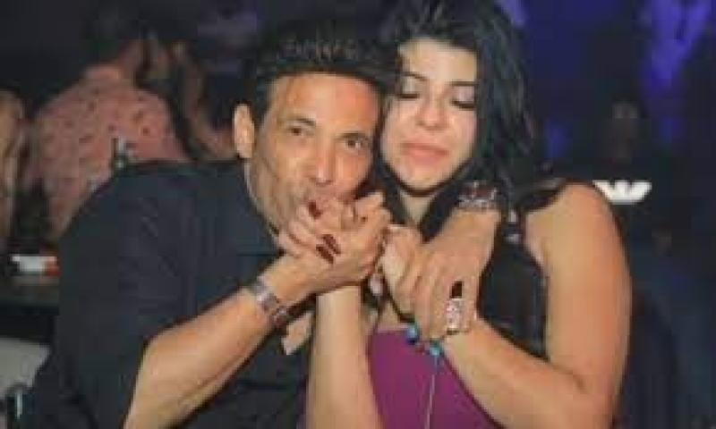 من قصة غرام إلى تمزيق ملابس وأقسام.. مستجدات حادث سعد الصغير وطليقته