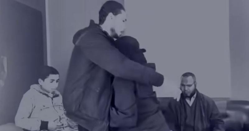 بعد توجههم للطلاق.. كلمات بسيطة من المأذون تصلح بين زوجين.. «فيديو»
