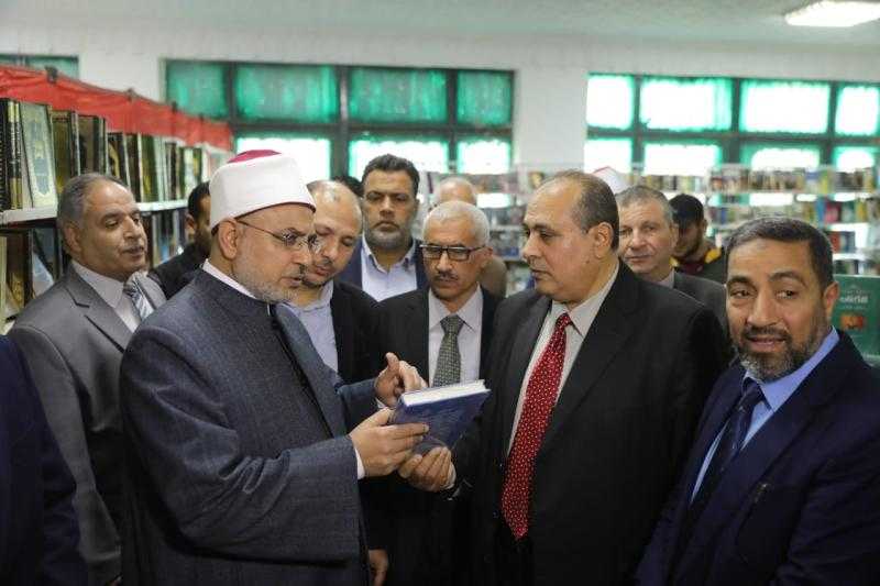 رئيس جامعة الأزهر يفتتح معرضًا للكتاب بكلية اللغة العربية بالزقازيق بتخفيضات كبيرة