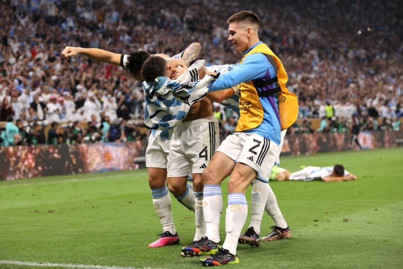 بكاء لاعبي الأرجنتين بعد التتويج بكأس العالم «صور»