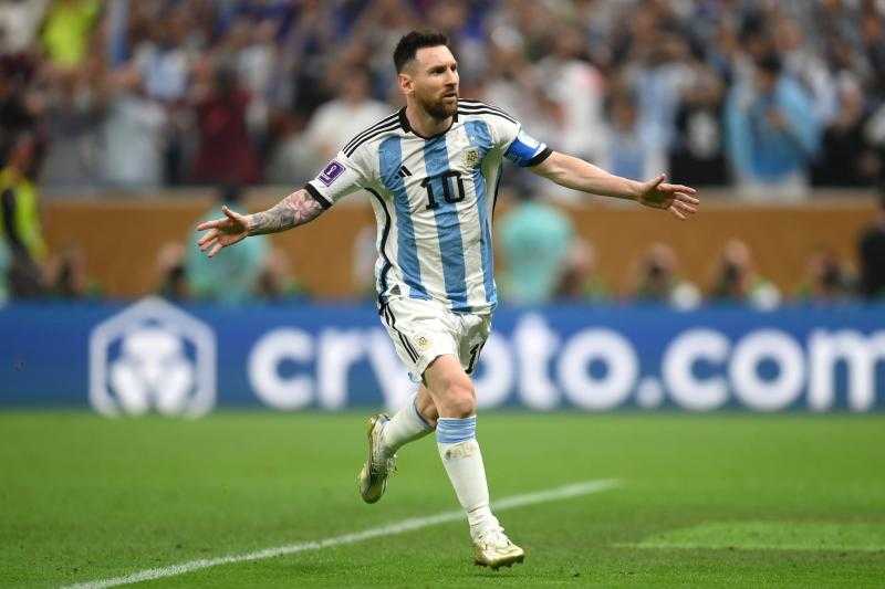 شاهد.. احتفال ميسي مع الجماهير بعد الفوز بكأس العالم