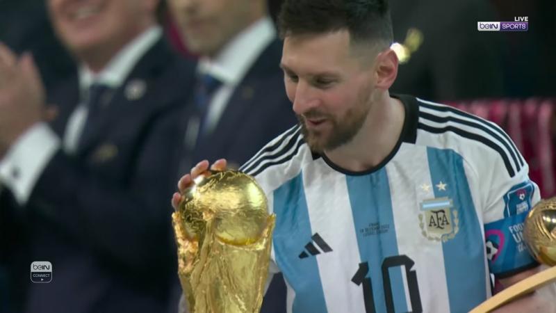 قبلة من ليونيل ميسي على كأس العالم «صور»
