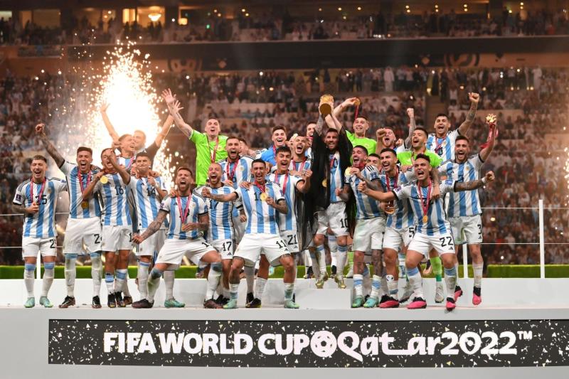 شاهد.. ميسي يرفع كأس العالم 2022