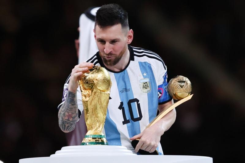 شاهد.. مشجع سعودي يبيع سيارته لمشاهدة ميسي وكأس العالم