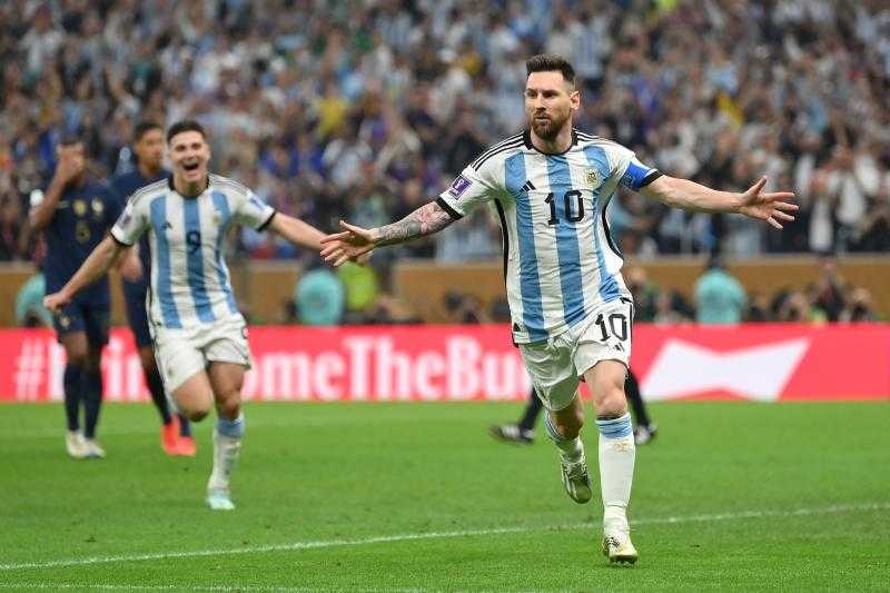 شاهد.. احتفالات جنونية لميسي داخل غرفة ملابس منتخب الأرجنتين