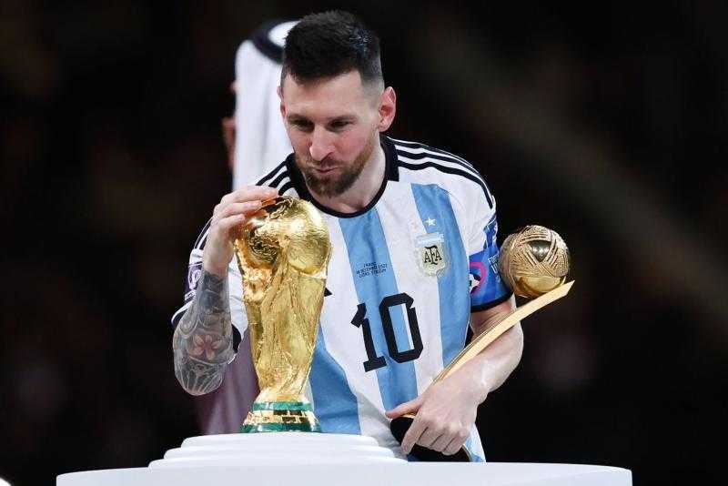 شاهد.. دولاب بطولات ميسي بعد فوز الأرجنتين بكأس العالم