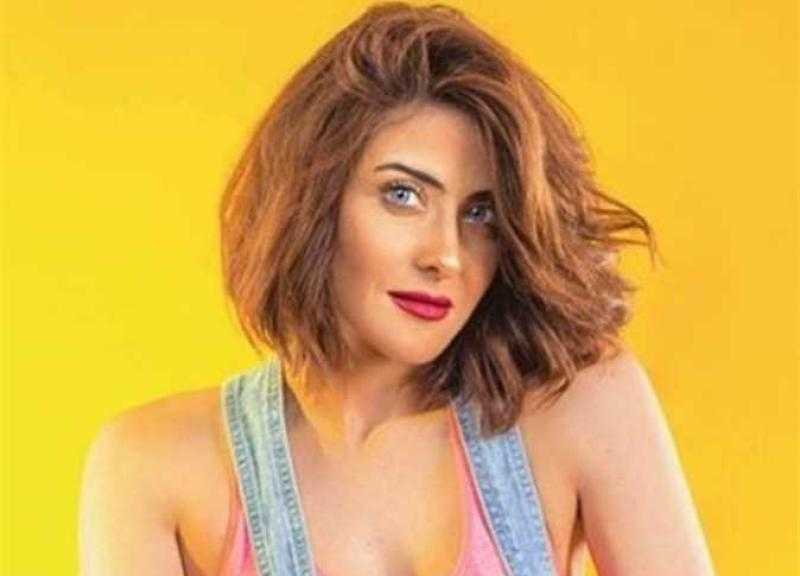 إطلالة جذابة لـ هيدي كرم بفستان أحمر عبر إنستجرام