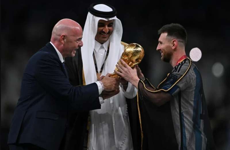 ميسي بالعباءة القطرية