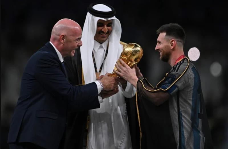 ارتداها الأنبياء والملوك.. سعر صادم لعباءة ميسي في كأس العالم 2022