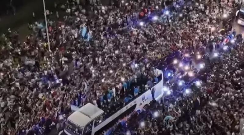بعد تتويجه بكأس العالم 2022.. وصول منتخب الأرجنتين لبلاده.. «فيديو»
