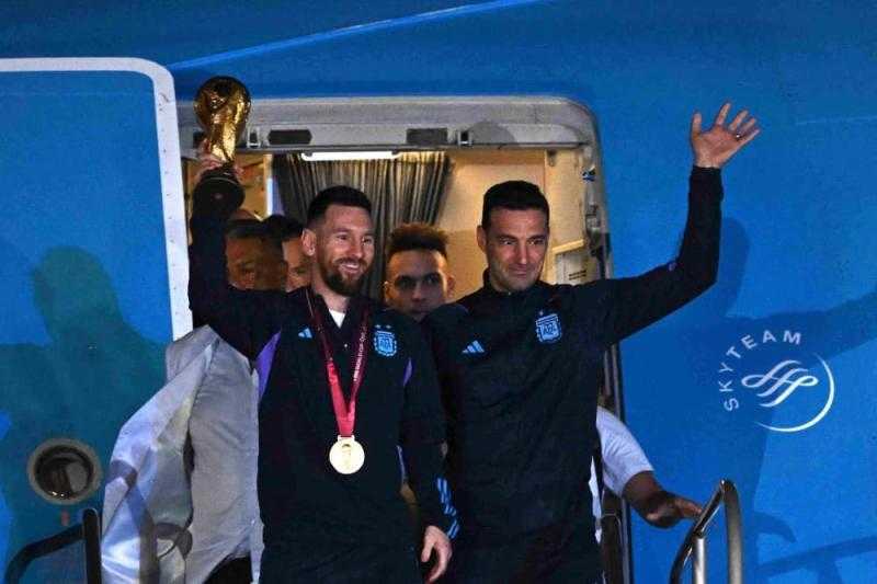 شاهد.. وصول منتخب الأرجنتين إلى بيونس أيرس بعد التتويج بكأس العالم 2022