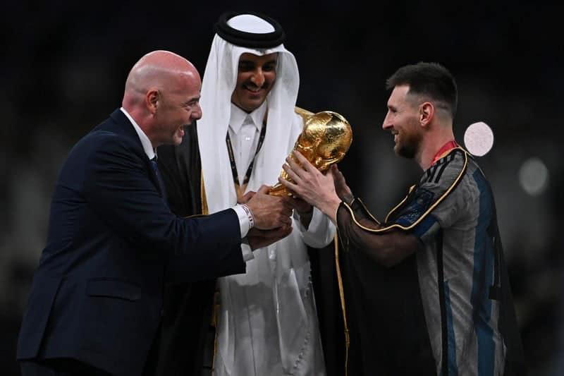 ميسي بالبشت القطري