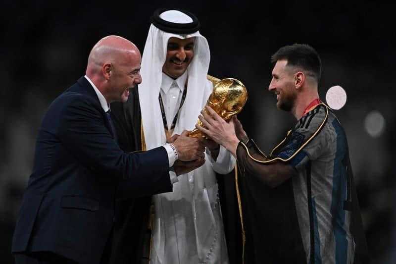 سياسي عربي يعرض شراء بشت ميسي بمبلغ خيالي
