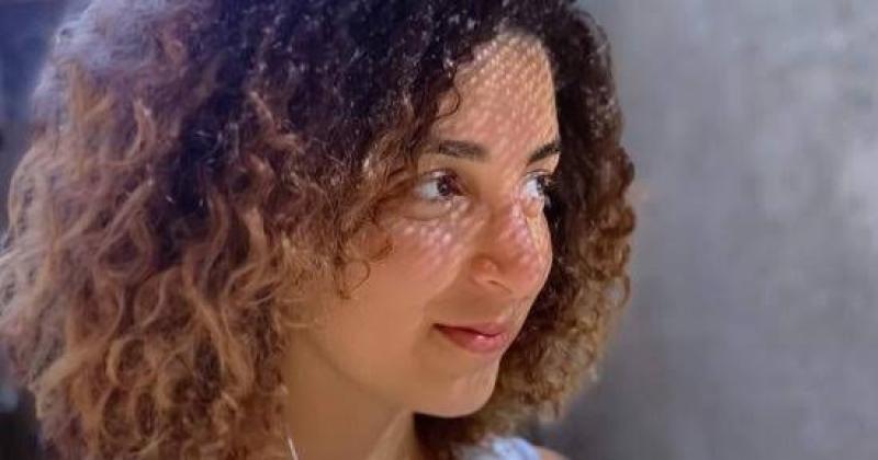 مخرجة تثير الجدل: ”البوسة في صاحبتي تعبير عن الحب ومافيش حد مباسش قبل كدة”