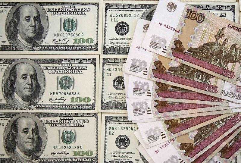 الروبل الروسي يتراجع لأدنى مستوى أمام الدولار