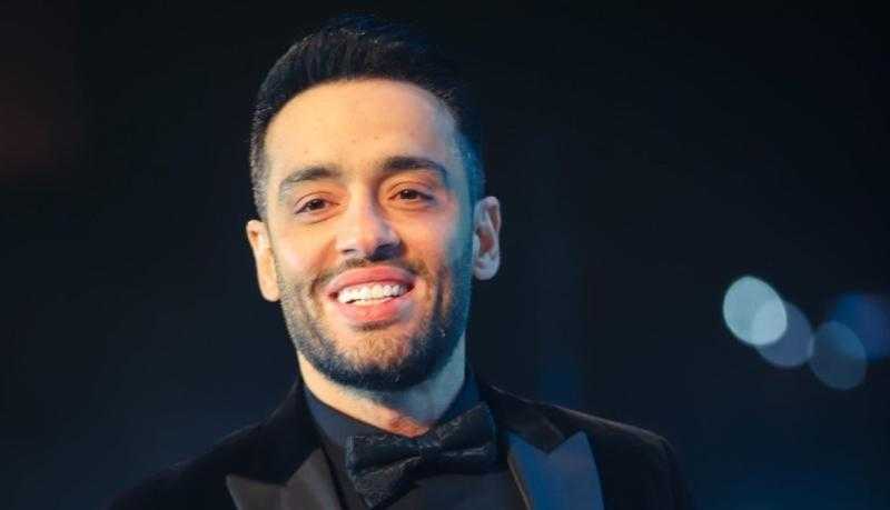 رامي جمال يقدم «البطة السودة» مع المطرب النقاش