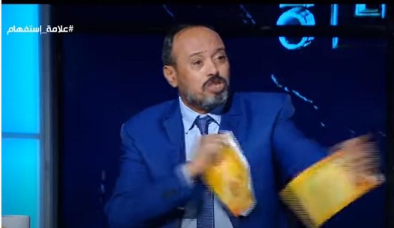 محدش بيسمعني.. شاعر ينهار ويمزق دواوينه على الهواء