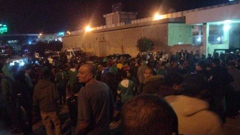 جماهير الأهلي تساند مصابي الاتحاد أمام مستشفى 6 أكتوبر.. صور