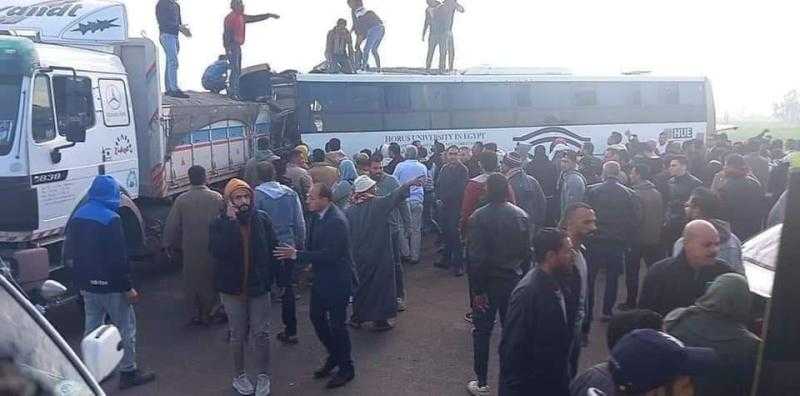 تصادم أتوبيس طلاب من جامعة حورس مع سيارة نقل على طريق ”جمصة- المنصورة”