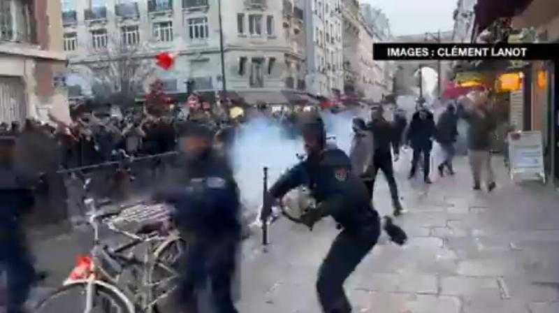 شاهد.. معركة شرسة بين الشرطة الفرنسية والمتظاهرين