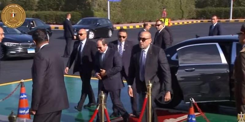 لحظة وصول السيسي لافتتاح مجمع الصناعات الكيماوية بأبو رواش.. «فيديو»