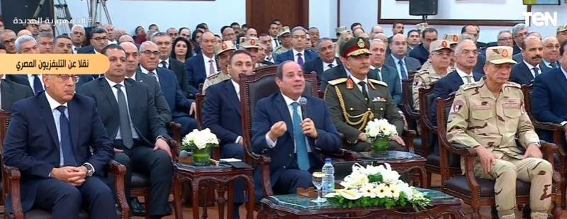 السيسي: «بتعملوا فرح وبتتخانقوا على الشبكة وتيجوا عند الموضوع ده تقولوا كتير».. فيديو