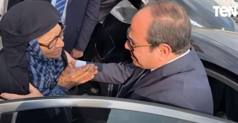 الرئيس الإنسان.. السيسي يتوقف بموكبه من أجل سيدة مسنة.. «فيديو»