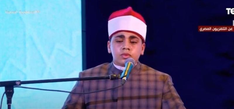 الشاب عمر أشرف من ”قادرون باختلاف” يبدأ الحفل بتلاوة القرآن الكريم.. «فيديو»