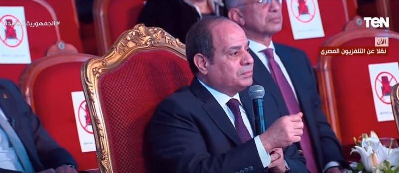 شاهد.. السيسي يتأثر ببكاء والد أحد أبطال ذوي الهمم ويوجه له رسالة
