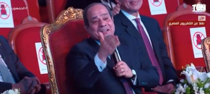 السيسي لفتاة من ذوي الهمم: «أنا اللي يابختي إني جبتلك الكرسي».. فيديو