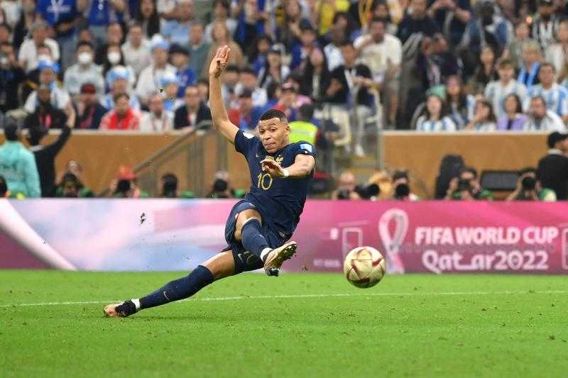 مفاجأة مدوية.. برشلونة يصارع ريال مدريد لضم كيليان مبابي