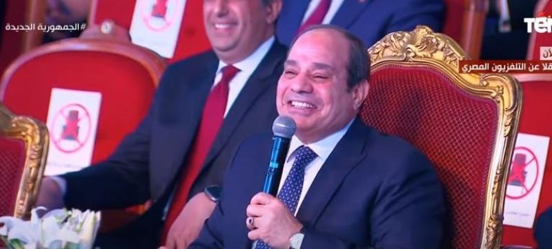 رد فعل كوميدي من السيسي بعد نوم إحدى الفتيات على المسرح.. «فيديو»
