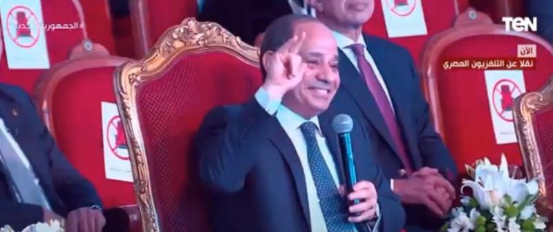 بلغة الإشارة.. السيسي يرد التحية على شابة من ”قادرون باختلاف”.. «فيديو»