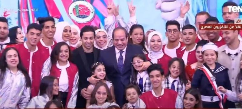 جابر الخواطر.. السيسي يستجيب للطفلة جودي ويذهب لها لالتقاط صورة تذكارية.. «فيديو»