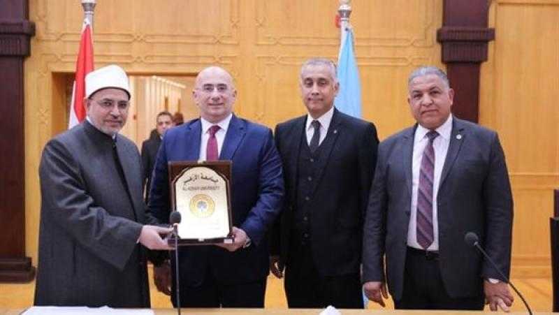 مجلس جامعة الأزهر يكرم عميد كلية طب الأسنان لجهوده في نهضة الكلية
