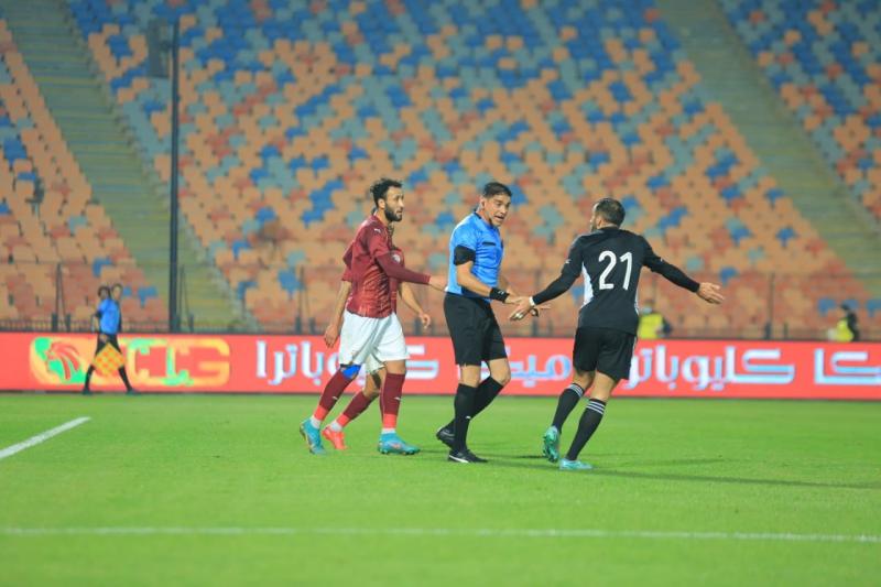 شاهد.. إبراهيم نور الدين يُعنف علي معلول بعد هدفه في سيراميكا كليوباترا