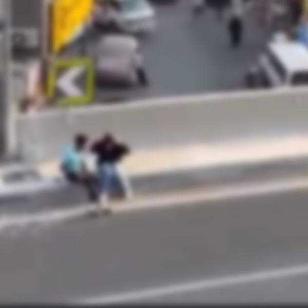 شاهد.. شاب وفتاة يمارسان أفعالًا منافية للآداب في وضح النهار أعلى كوبري