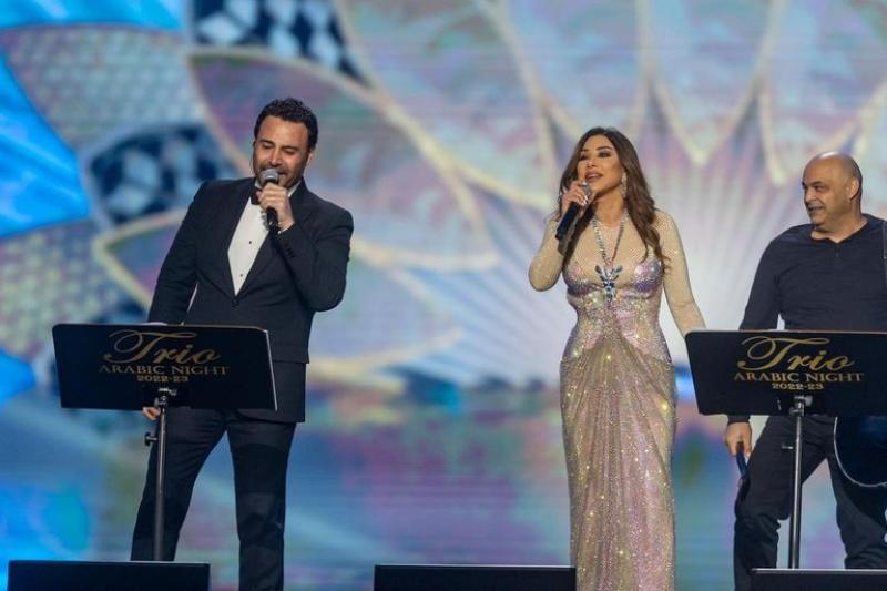 نجوى كرم تضع بصمتها على حائط المشاهير على هامش مشاركتها في ليلة ”تريو نايت”