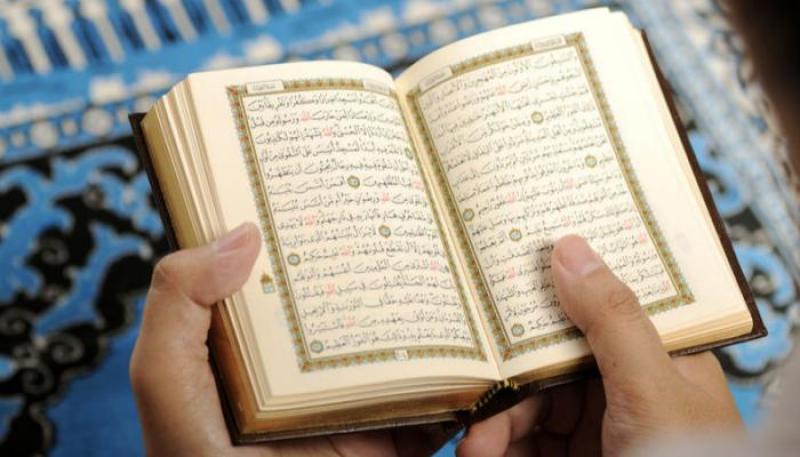 شاب يقسم ويحلف على القرآن