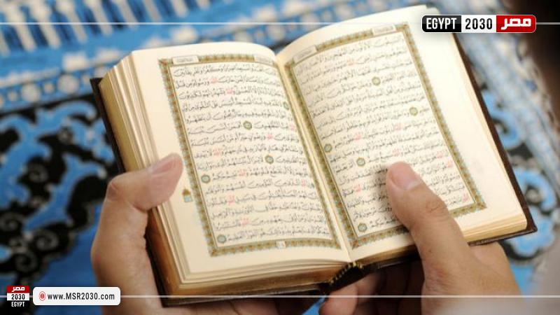 شاب يقسم ويحلف على القرآن