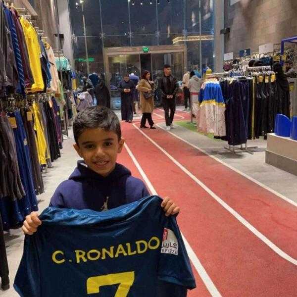 نفاد قمصان رونالدو من متجر النصر بعد مبيعات خيالية