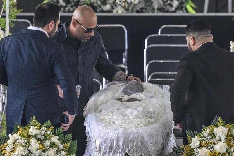 جماهير البرازيل تتوافد لإلقاء النظرة الأخيرة على بيليه «فيديو»
