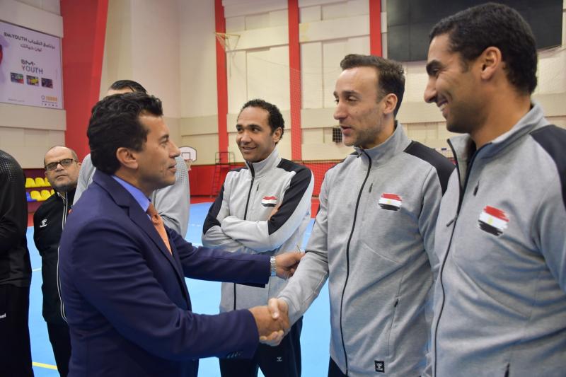 وزير الرياضة يحفز  لاعبي منتخب اليد قبل سفرهم للمشاركة بدورة فرنسا الودية الدولية