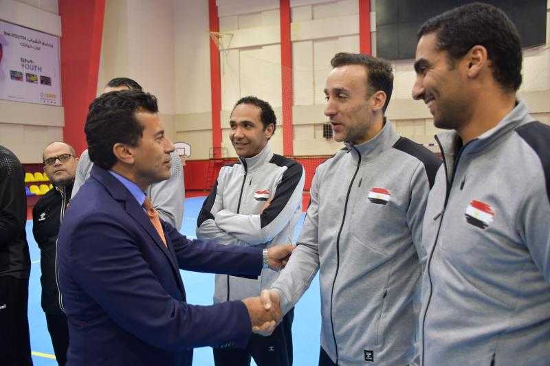 وزير الرياضة يحفز  لاعبي منتخب اليد قبل سفرهم للمشاركة بدورة فرنسا الودية الدولية