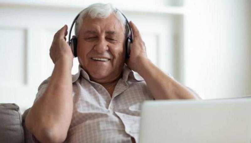الغناء يساعد في إعادة تأهيل مرضى السكتة الدماغية.. تفاصيل
