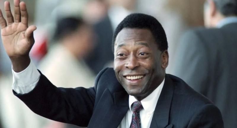 قبيل الجنازة الرسمية.. الحزن يخيم على ملعب سانتوس أثناء توديع الأسطورة بيليه «فيديو»