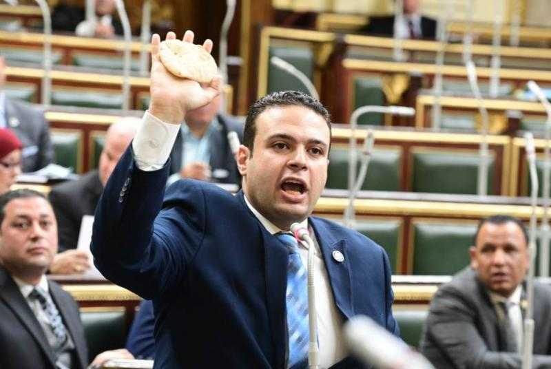 «برلماني» يواجه وزير التموين برغيف عيش: ”الحكومة فشلت.. وحجة الحرب باطلة”